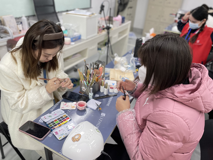 拋光條會傷害指甲嗎？南寧美甲專業(yè)培訓班