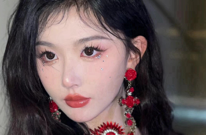 孔雪兒演唱會(huì)碎鉆仿妝，廣西美妝學(xué)習(xí)