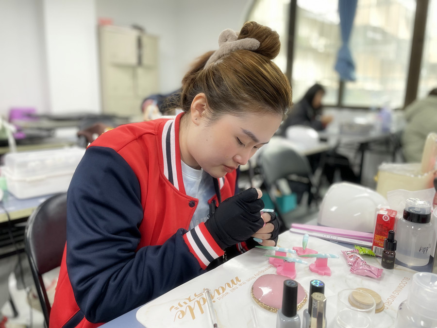 廣西學(xué)美甲護理：白色美甲變黃怎么辦？