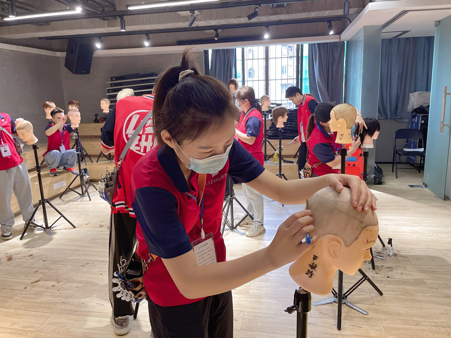 美發(fā)剃刀的使用技巧，廣西美發(fā)理發(fā)職業(yè)學(xué)校告訴你