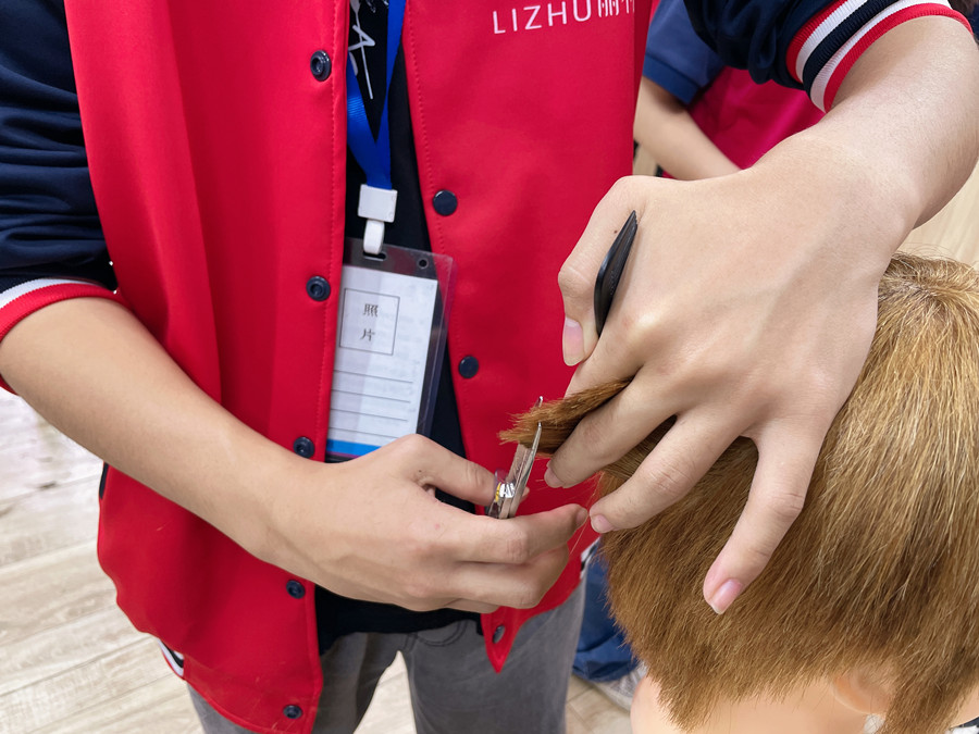 如何準(zhǔn)確定位側(cè)面頭發(fā)的落點(diǎn)？廣西學(xué)剪發(fā)