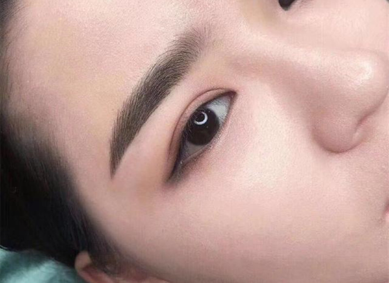 絲霧眉的特點(diǎn)，廣西眉眼唇技術(shù)學(xué)校教學(xué)
