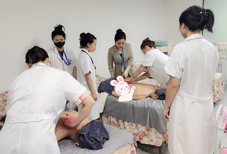 揉腹的好處，南寧美容美體健康學(xué)校講解