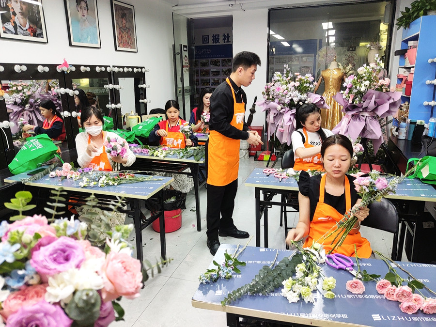 南寧插花花藝學習：制作手捧花教程