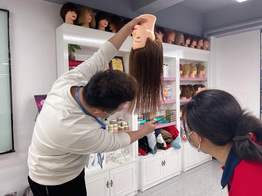 長碎發(fā)怎么剪？南寧剪發(fā)理發(fā)培訓(xùn)學(xué)校課件