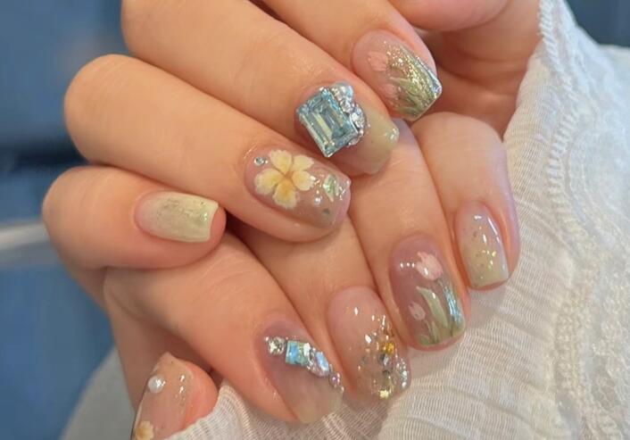 夏日彩繪花朵美甲，南寧美甲造型去哪學(xué)？