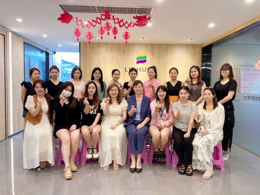 圓滿收官！南寧美睫職業(yè)學(xué)校課程結(jié)束