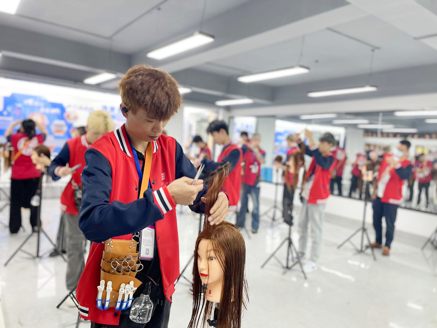 影響剪發(fā)的因素，廣西剪發(fā)結(jié)技術(shù)學(xué)校課程講解