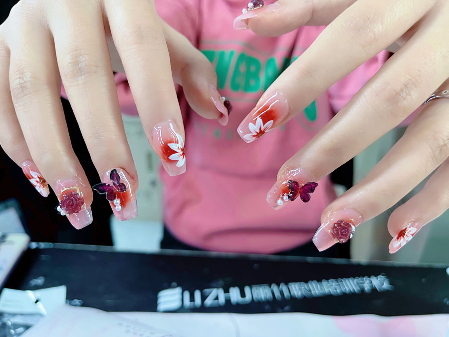 廣西美甲美睫：如何選擇適合自己的指甲形狀？