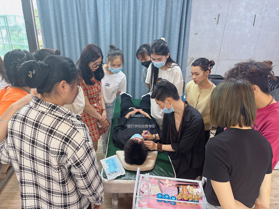 紋繡二次上色注意事項，南寧紋繡專業(yè)學(xué)校課程講解