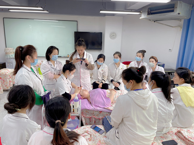 問(wèn)題皮膚夏日護(hù)膚指南，南寧美容養(yǎng)顏學(xué)校分享