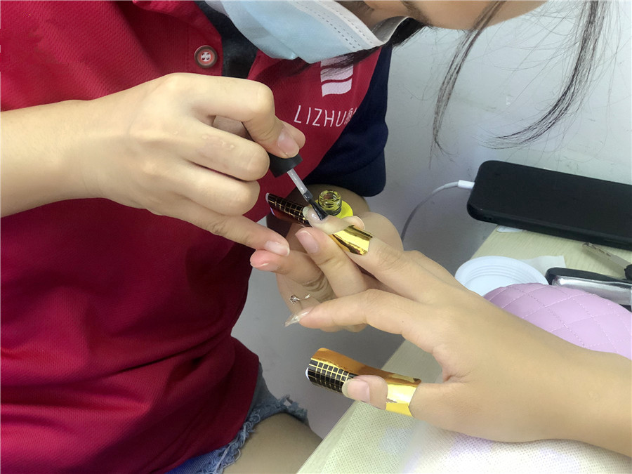 貼甲片和延長甲的區(qū)別，南寧美甲師培訓課程