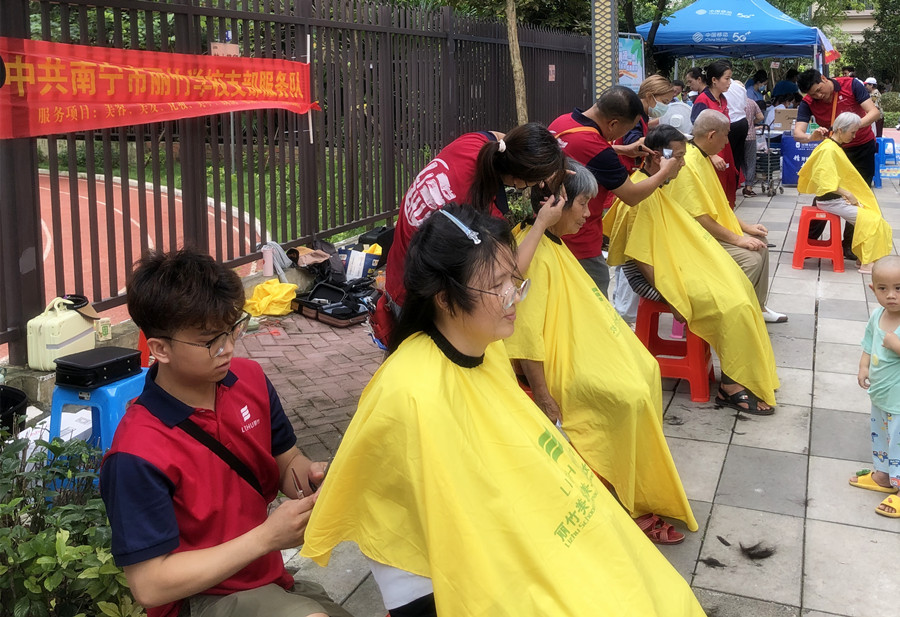 南寧培訓(xùn)美發(fā)社會實(shí)踐，為公園溪府小區(qū)居民免費(fèi)理發(fā)