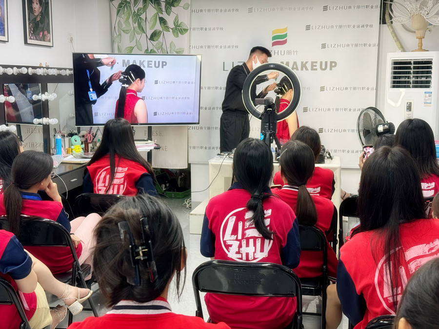 剪紙國風造型課堂，廣西專業(yè)彩妝學校