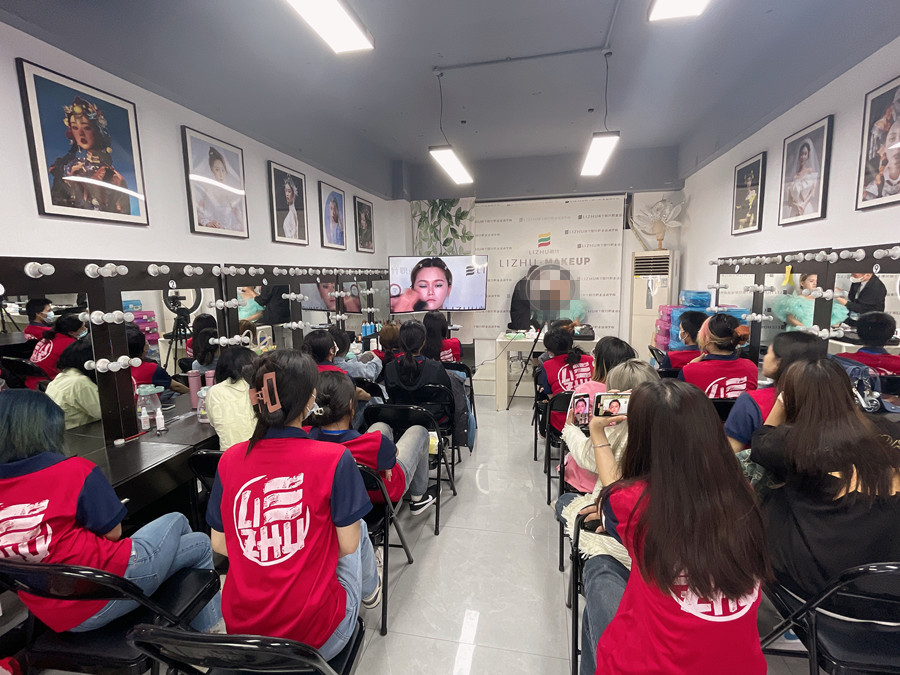 節(jié)目盛典主持人妝容特點(diǎn)，南寧彩妝學(xué)習(xí)