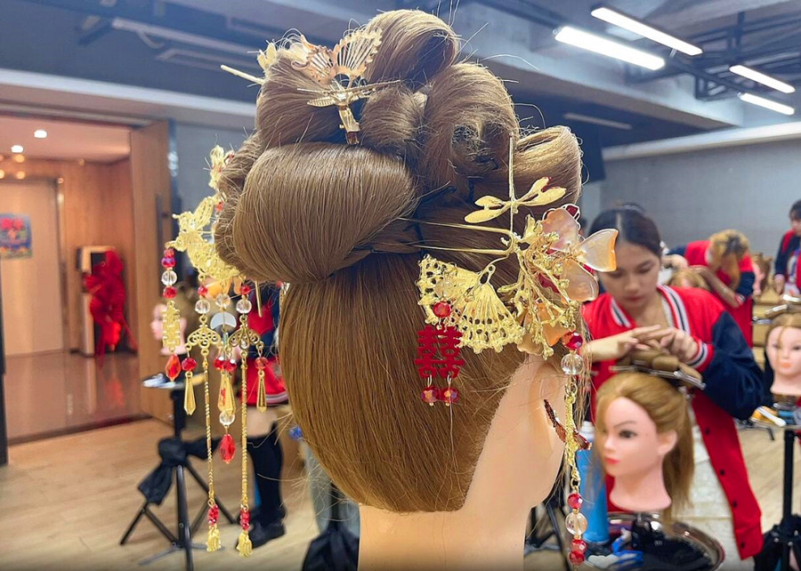 秀禾發(fā)型特點(diǎn)解析，南寧學(xué)化妝造型