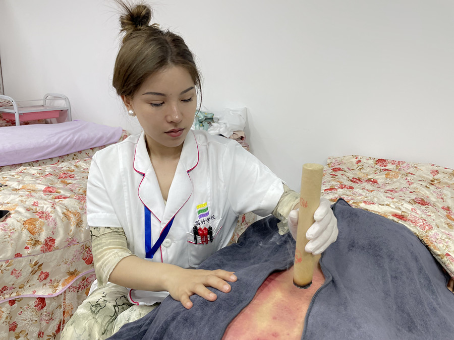 艾條熏背的好處，廣西中醫(yī)美容職校課程分享