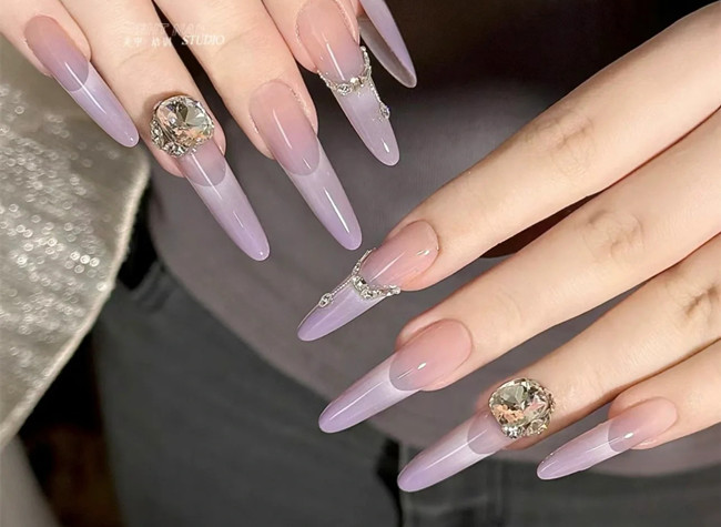 紫色顯白美甲，南寧美甲造型培訓學校分享