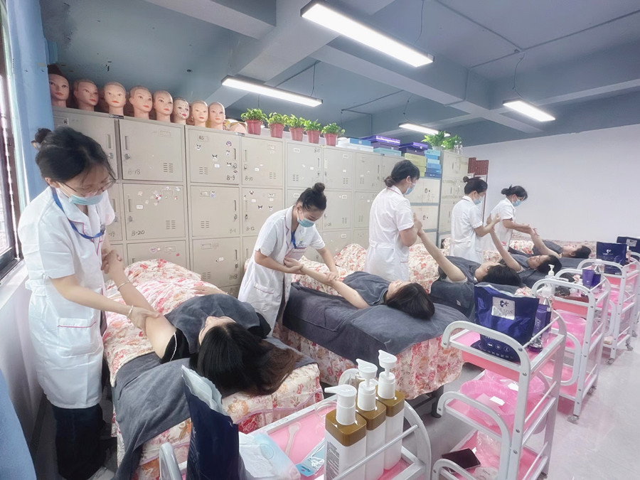 為什么要進(jìn)行手部護(hù)理？南寧美容職業(yè)培訓(xùn)學(xué)校解答