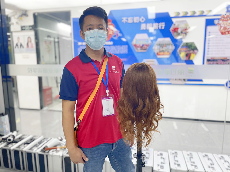 南寧學燙發(fā)沒經驗：卷發(fā)棒的操作方法