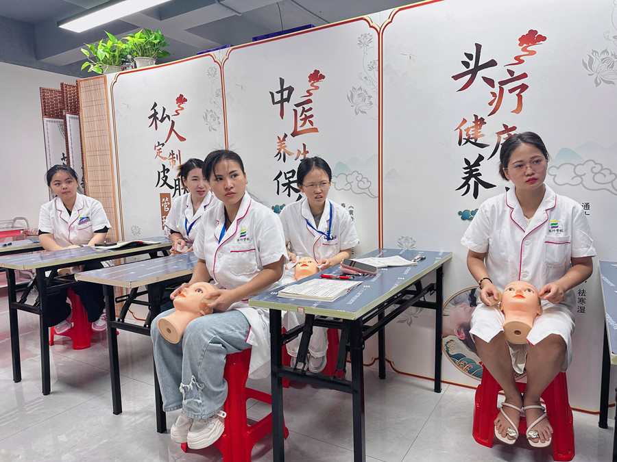假頭模面部美容教學(xué)，南寧美容培訓(xùn)被認(rèn)可