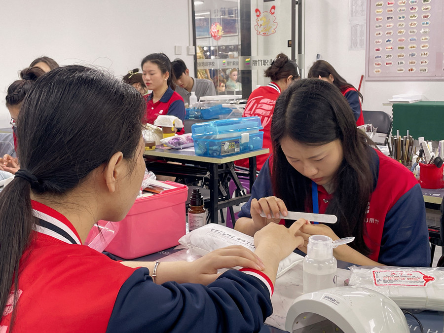 如何成為高價美甲師？廣西學美甲哪里時尚？