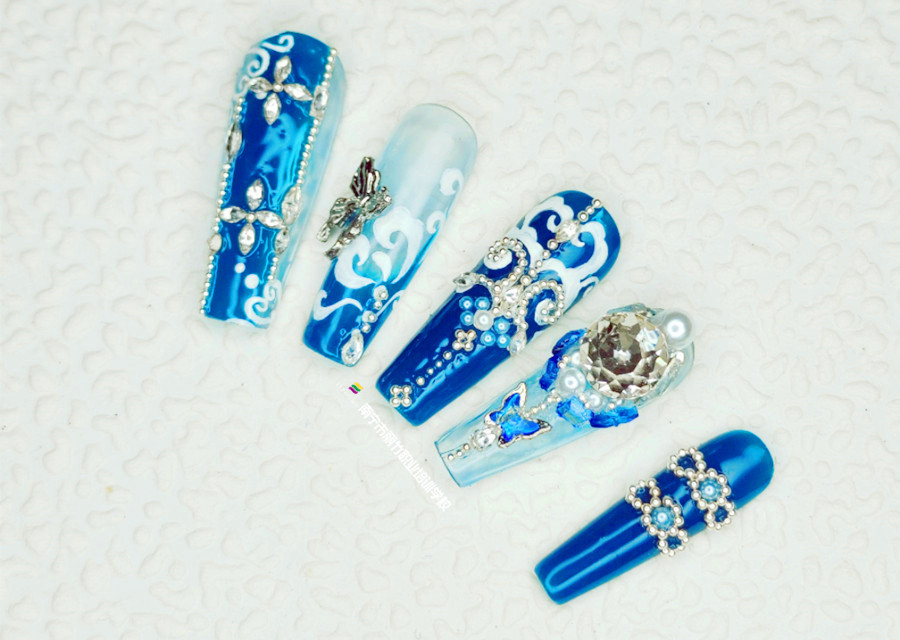 克萊因藍(lán)貼鉆美甲，南寧美甲造型專業(yè)學(xué)校實訓(xùn)作品