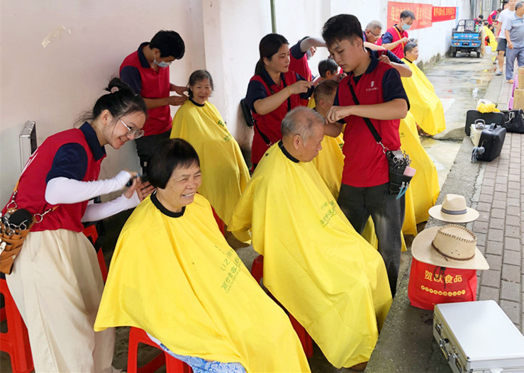 南寧理發(fā)美發(fā)學(xué)校為民免費(fèi)理發(fā)，個(gè)個(gè)都是“活雷鋒”