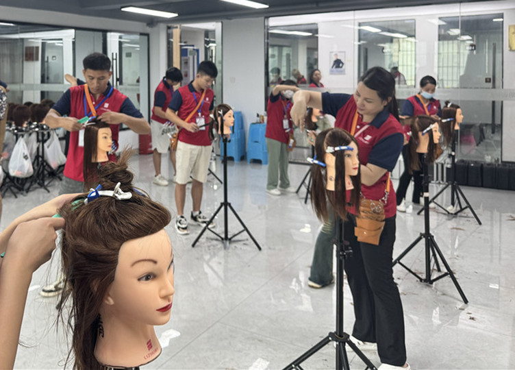 什么是挑剪？廣西美發(fā)剪發(fā)理發(fā)學(xué)校課堂講解