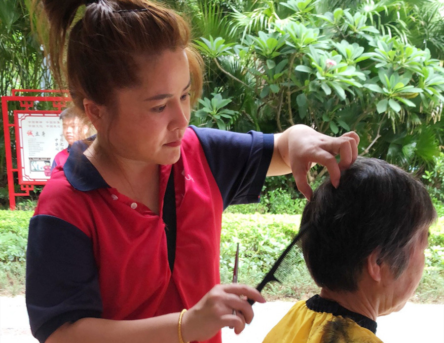 抓剪的操作手法，南寧美發(fā)理發(fā)學(xué)校為你介紹