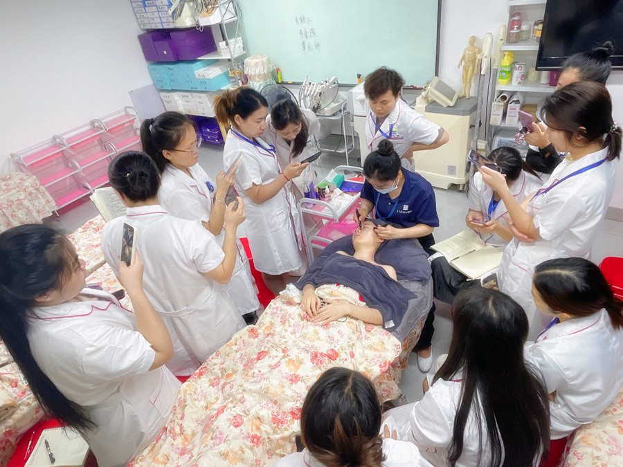 南寧美容專業(yè)教學(xué)：如何進行眼部護理？