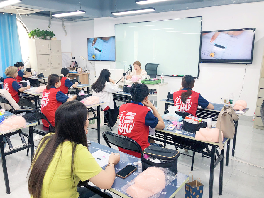 南寧美甲美睫職業(yè)學(xué)校開班，學(xué)員爆滿