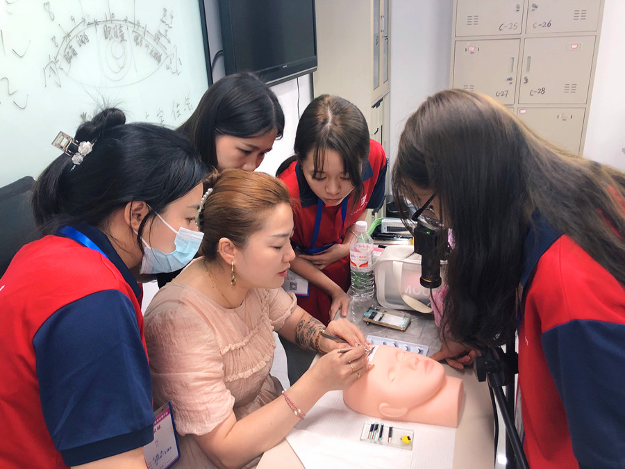 新手為什么都要在仿皮練習(xí)？南寧美睫課堂實況