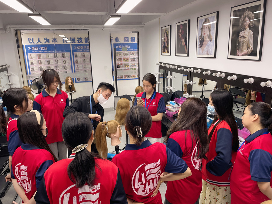 赫本頭發(fā)型手法技巧，南寧化妝發(fā)型學(xué)校分享