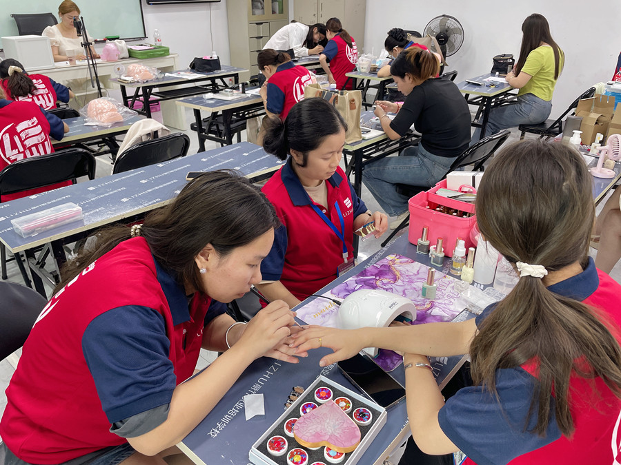 又快又好涂指甲油的技巧，廣西培訓(xùn)美甲基礎(chǔ)教程