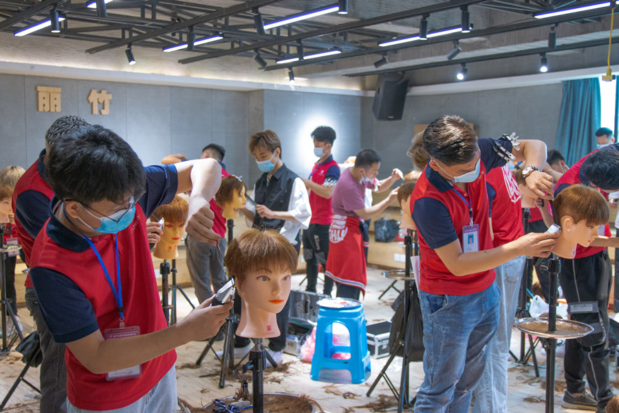 南寧美發(fā)學(xué)校如何上課？隨到隨學(xué)！