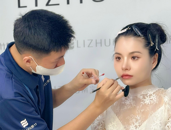 時尚簡約新娘造型，南寧新娘化妝造型學(xué)校作品