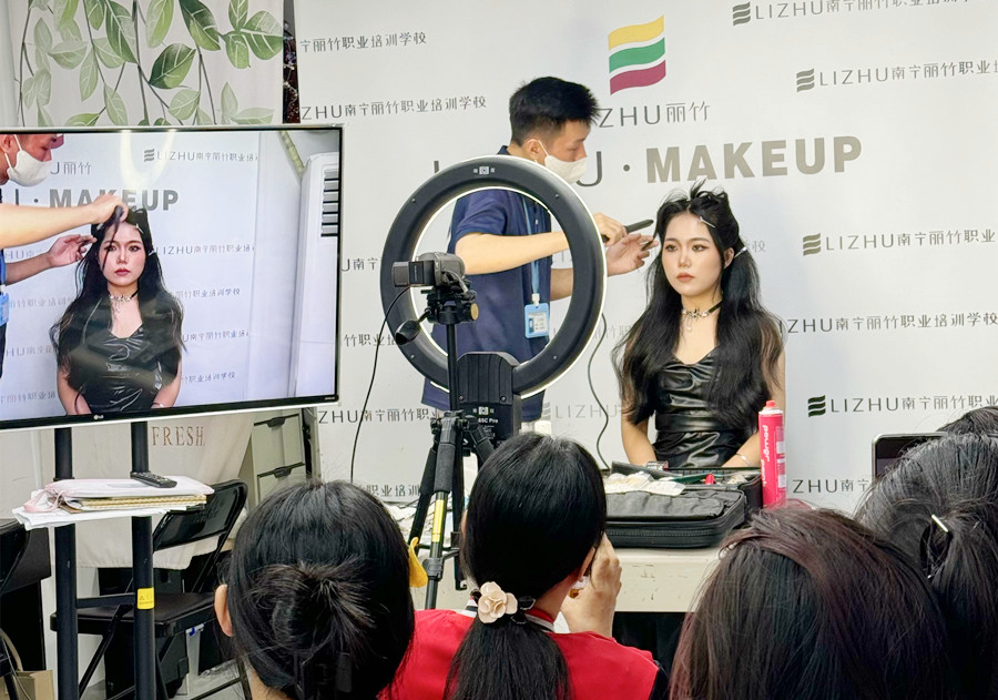 貓系造型課堂手法演示，廣西化妝高彩培訓(xùn)班課堂