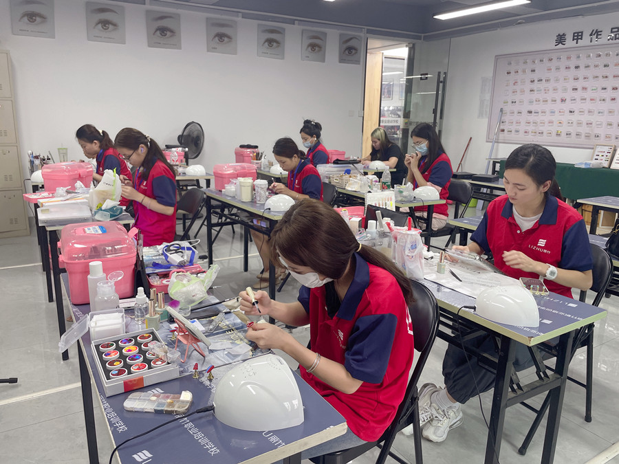 美甲基礎(chǔ)知識(shí)：魔鏡粉的使用