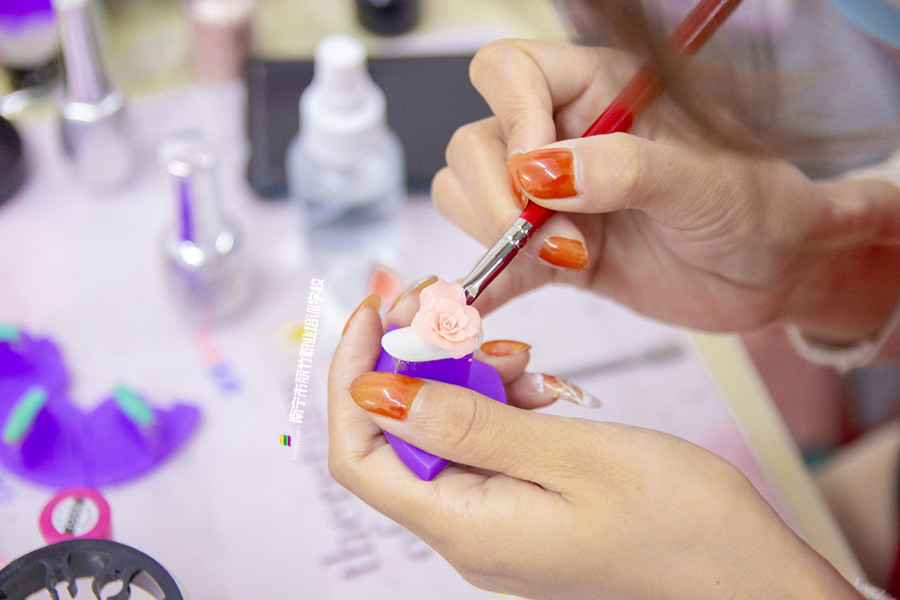 雕花美甲怎么做？廣西美甲進(jìn)修班