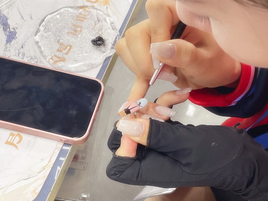 甲片的材質(zhì)和使用時間限制？南寧美甲進(jìn)修深造培訓(xùn)