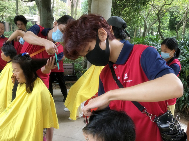 國慶送“禮”，南寧美發(fā)技術(shù)學(xué)校進(jìn)行免費(fèi)理發(fā)活動(dòng)