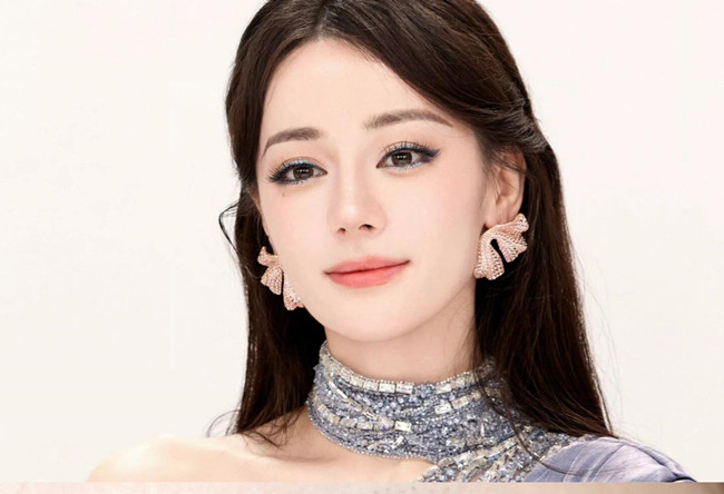 迪麗熱巴仿妝教程，和南寧彩妝高彩培訓班一起學