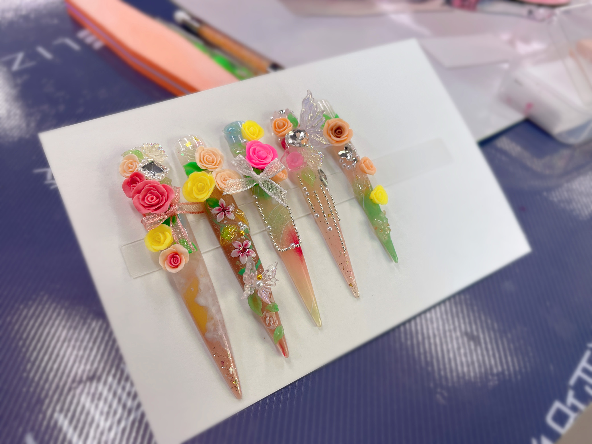 雕花美甲《玫瑰的故事》| 廣西美甲造型進(jìn)修培訓(xùn)