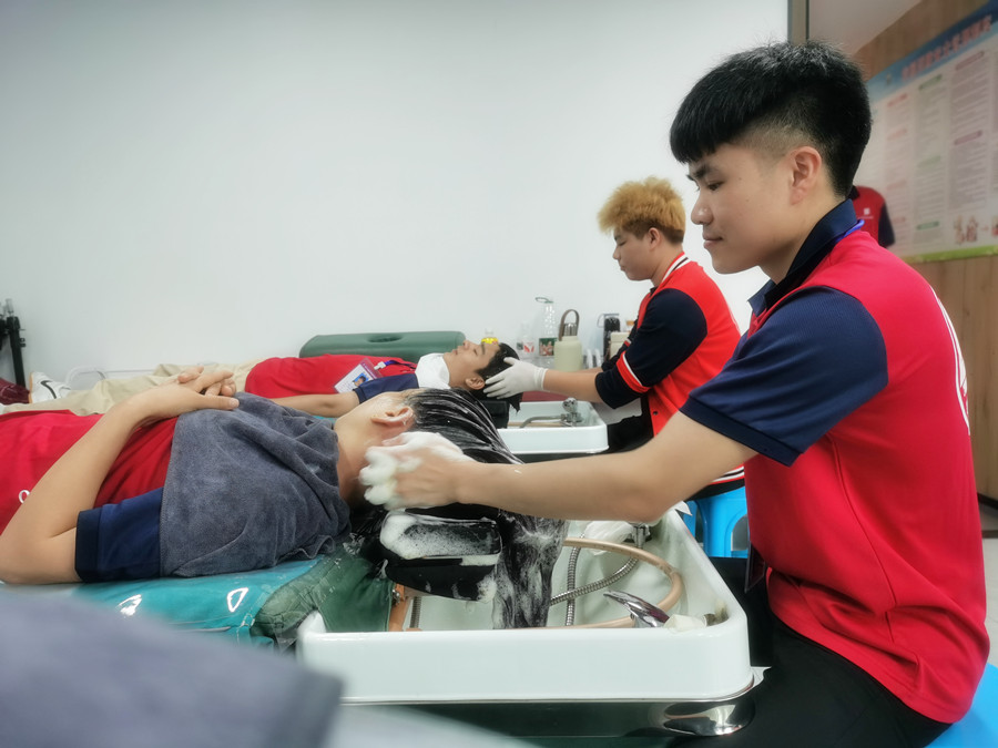 如何通過洗頭將頭發(fā)養(yǎng)好?廣西美發(fā)洗護學校分享