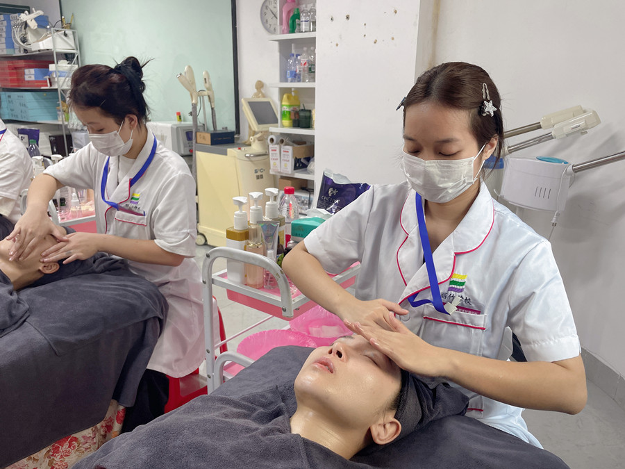 護(hù)膚三部曲有哪些項(xiàng)目？廣西學(xué)美容哪里便宜