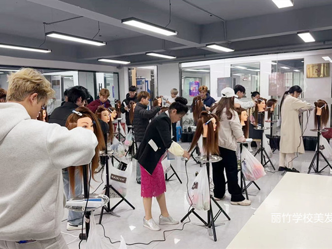 如何拉直發(fā)？南寧燙染培訓零基礎