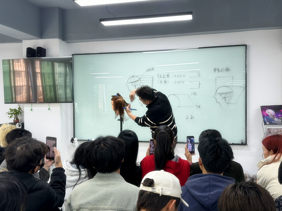 內(nèi)斜手法練習(xí)，廣西美發(fā)女士剪發(fā)培訓(xùn)