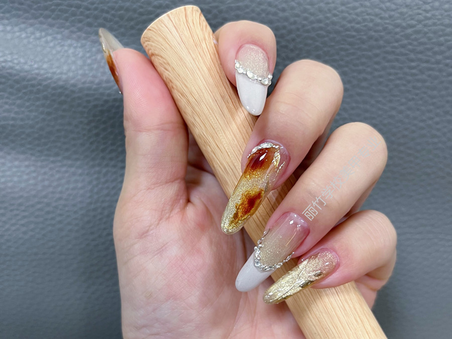 貓眼暈染美甲，廣西美甲課堂學(xué)員作品