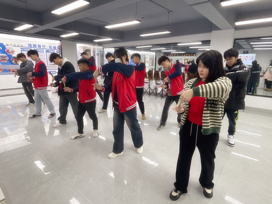 美發(fā)新手如何使用梳子？南寧美發(fā)基礎(chǔ)教學(xué)